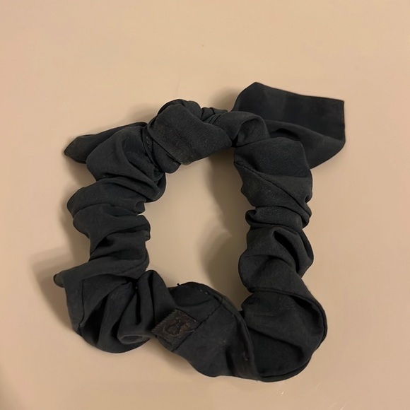 Lululemon uplifting scrunchy - Picture 2 of 3